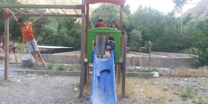 Çocuk Oyun Parkı Onarılmayı Bekliyor
