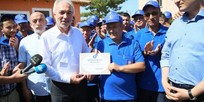 Yolda Bulduğu Parayı Sahibine Teslim Eden Temizlik İşçisi Ödüllendirildi
