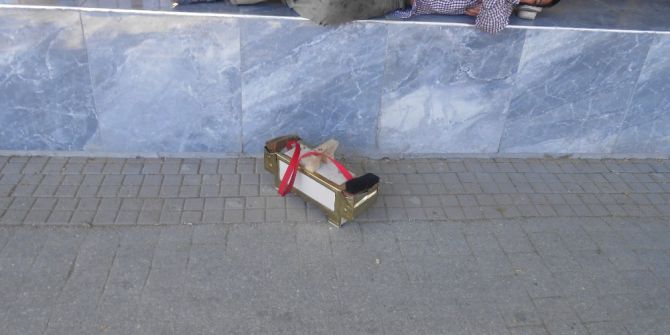 Afganistanlı Ayakkabı Boyacısı Genç Sıcak Havaya Fazla Dayanamadı