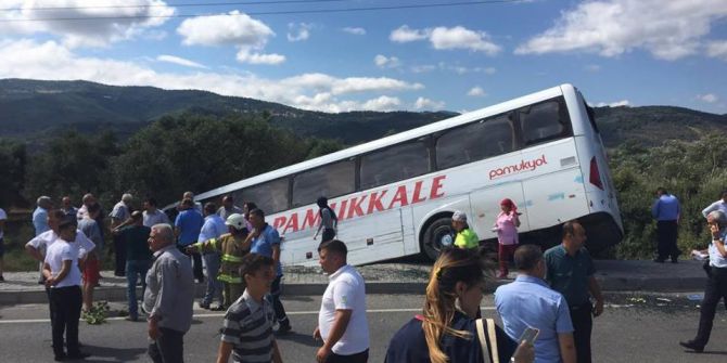 Kamyon Ortalığı Savaş Alanına Çevirdi, Yolcu Otobüsündekiler Ölümden Döndü: 16 Yaralı