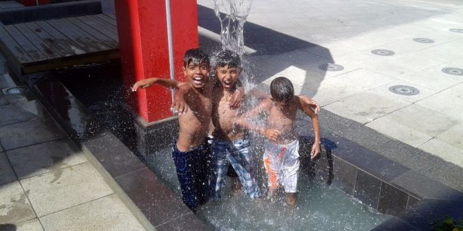 Sıcaktan Bunalan Çocuklar Süs Havuzuna Atladı