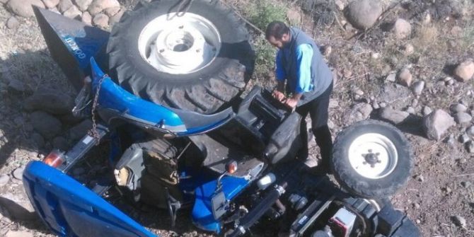 El Freni Çekilmeyen Traktör Köprüden Aşağı Düştü