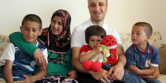 Görme Engelli Baba Kağıt Mendil Satarak Ailesini Geçindiriyor