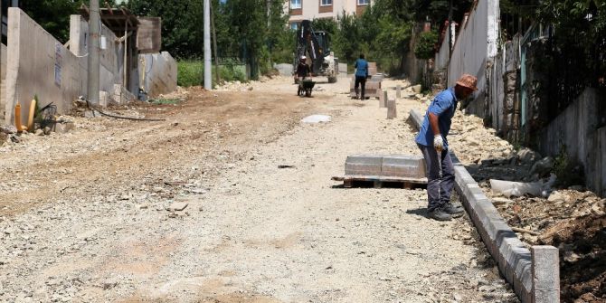 Başiskele’de 2 Sokak Daha Parke Taşlarıyla Kaplanıyor