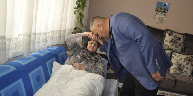 Zor Durumdaki Yaşlı Kadına Hasta Yatağı Desteği