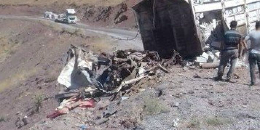 Pkk’lıların Patlattığı Kamyon Demir Yığınına Döndü