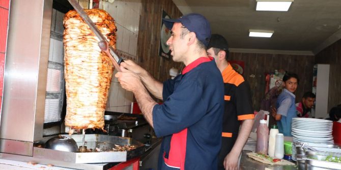 Hem Kendilerini Hem De Dönerleri Pişiriyorlar