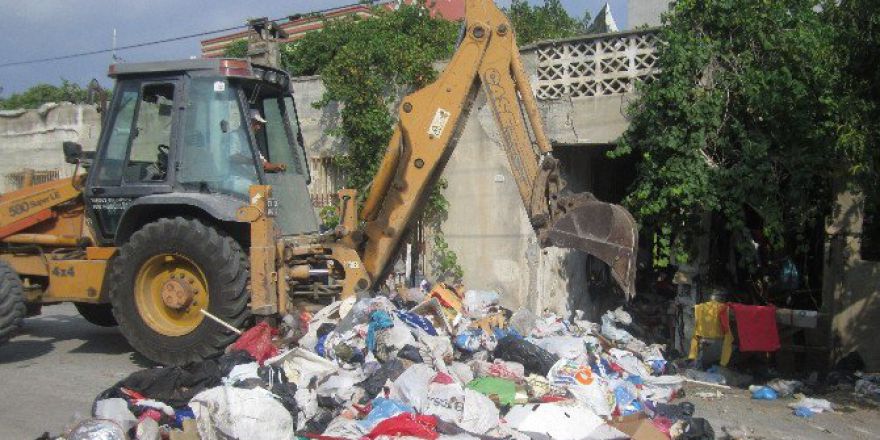 Evden 2 Kamyon Dolusu Çöp Çıktı