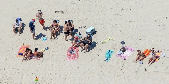 Abd’li Vali Halka Kapattığı Plajda Ailesiyle Görüntülendi