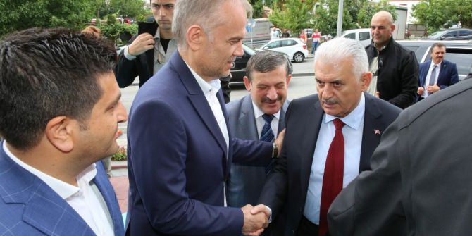 Başbakan Binali Yıldırım, Çekmeköy Belediyesi’ni Ziyaret Etti