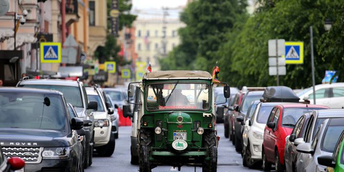 Yaşlı Adam Eski Traktörle Almanya’dan St. Petersburg’a Gitti