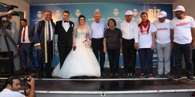 Kılıçdaroğlu, Yürüyüşün Sonunda Nikah Şahitliği Yaptı