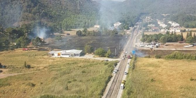 Marmaris’te Tarla Yangını Büyümeden Söndürüldü