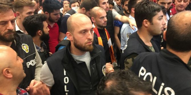 Sneijder, Coşkuyla Karşılandı