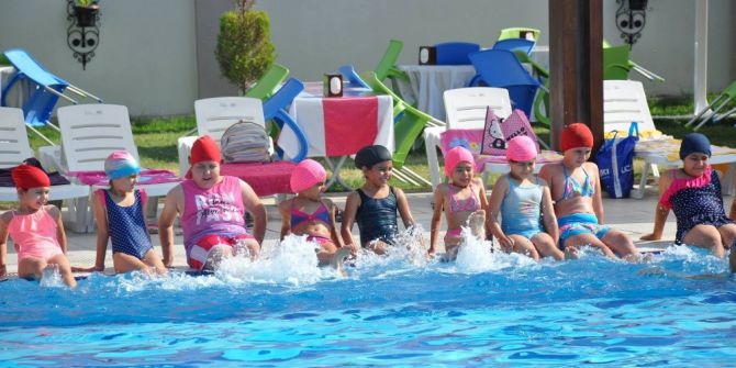 Buharkentli Çocuklar Yüzme Öğreniyor