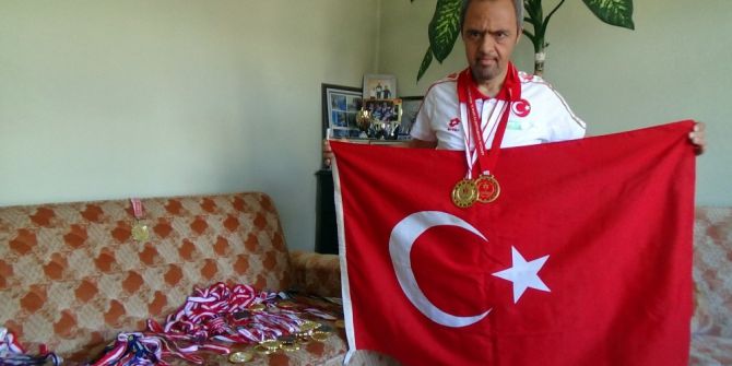 51 Yaşındaki Down Sendromlu Yüzücünün 51 Madalyası Var