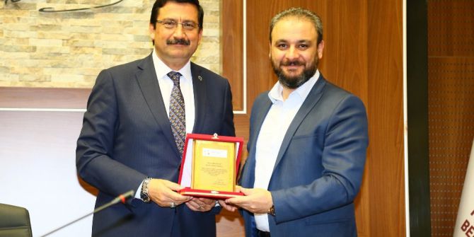 Başkan Ak’a Avrasya Derneği’nden Teşekkür Plaketi