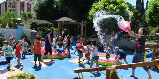 Kreşi Öğrencileri Su Savaşıyla Serinledi
