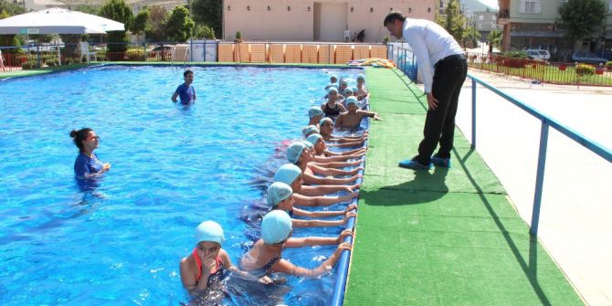 Çocuklar Hem Yüzme Öğreniyor Hem De Eğleniyorlar