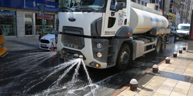 Melikgazi Belediyesi Ana Cadde Ve Yolları Su İle Serinletiyor