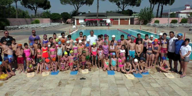 Kendisi Yüzme Bilmiyor Ama On Binlerin Öğrenmesini Sağlıyor