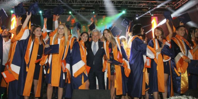 İzmir Ekonomili Mezunlar 4.00’la İş Dünyasına Adım Attı