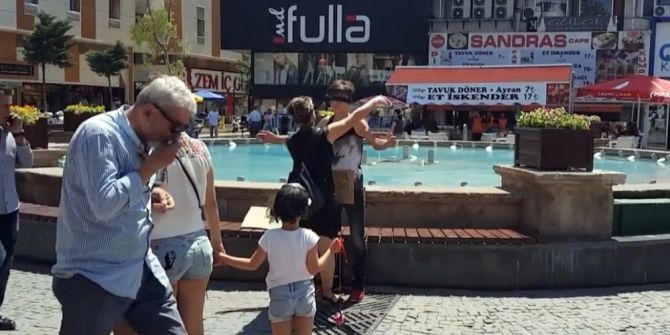 ’Samimiyet’ İçin Kollarını Açtı, Yoldan Geçene Sarıldı