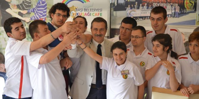 Gökkuşağı Kafe Örnek Olmaya Devam Ediyor