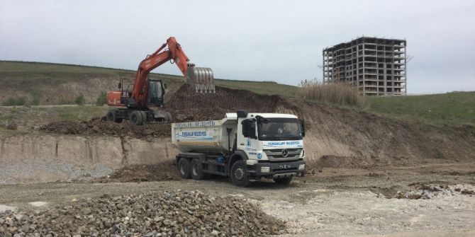 Pursaklar Belediyesi Fen İşleri 40 Derecelik Sıcak Altında Mesai Yapıyor