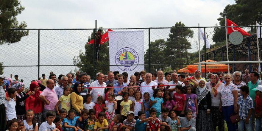 Erdemli Belediyesi Çerçili Mahallesi’ne Futbol Sahası Yaptı