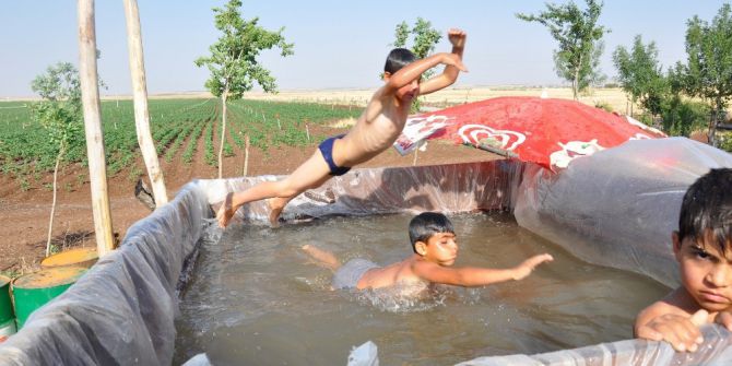Çocukları Sıcaktan Bunalınca Römorku Havuza Çevirdi