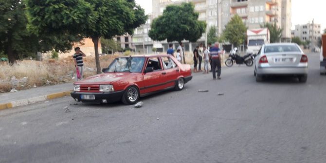 Sinir Krizi Geçiren Genç Otomobilini Taşlayarak Zarar Verdi