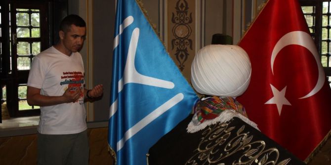 Bisikletiyle "Devlet Kuran Sultanlardan Devlet Kurtaran Şehide Yolculuk" Turuna Çıkan Öğretmen Ertuğrul Gazi Türbesinde