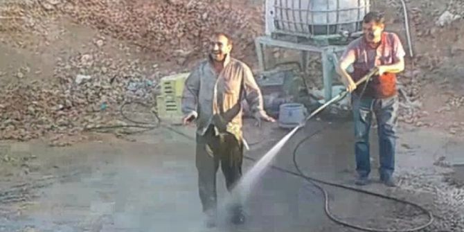 Sıcaktan Bunalan İşçinin İlginç Serinleme Yöntemi