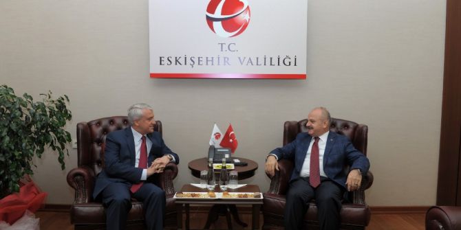 Görevine Yeni Başlayan Vali Çakacak Tebrikleri Kabul Ediyor