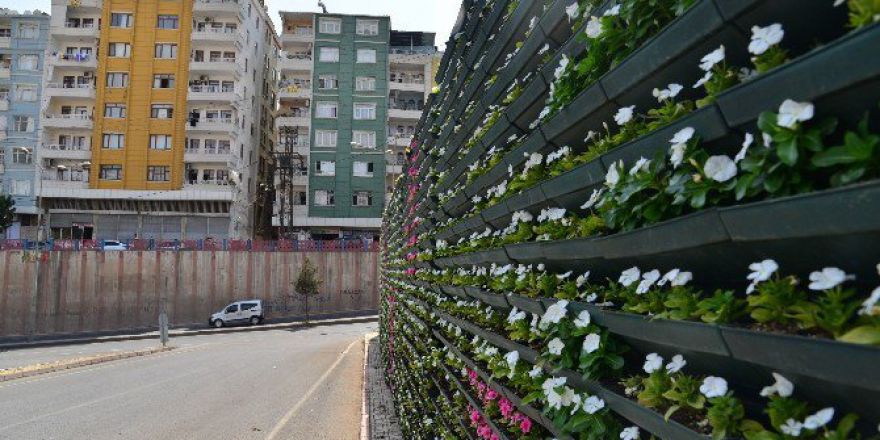 Diyarbakır’da Duvarlar Tabloya Dönüştürülüyor