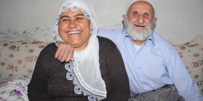 Görme Engelli Adam 25 Yıldır Felçli Eşine Bakıyor