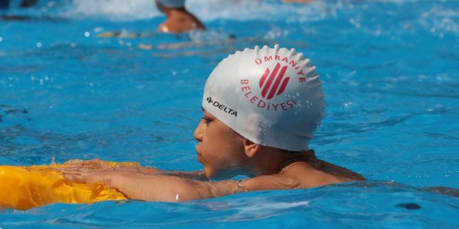 Ümraniye Belediyesi’nden Okul Bahçesine Portatif Yüzme Havuzu