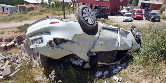 Kaçak Sigara Yüklü Otomobil Polisten Kaçarken Takla Attı