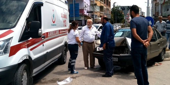 Otomobil İle Saman Yüklü Traktör Çarpıştı: 2 Yaralı