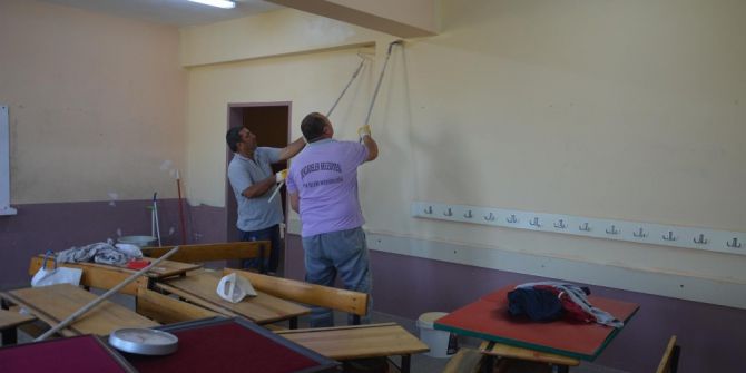 Belediye Ekipleri Okulları Güzelleştirmeye Başladı