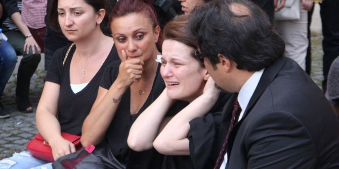 Avukat Özgür Aksoy’a Adliye Önünde Tören