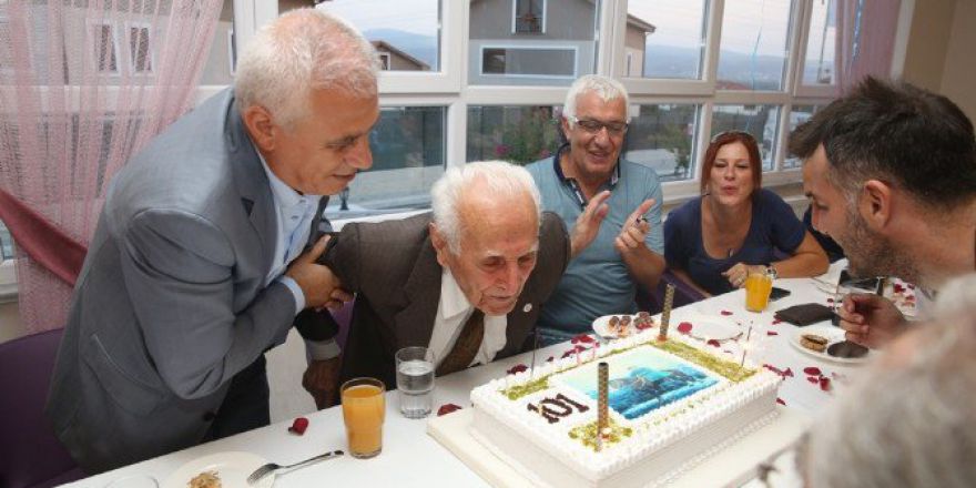 101 Yıldır Hiç İlaç Kullanmadı, Yeni Yaşını Pastayla Kutladı