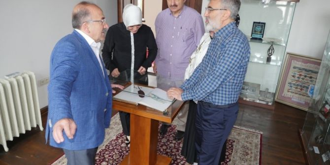 Başkan Gümrükçüoğlu Konuklarını Tarihi Belediye Binasını Gezdirdi
