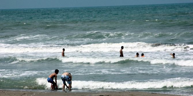 Fırtına Ve Rip Akıntısını Hiçe Sayıp Denize Girdiler