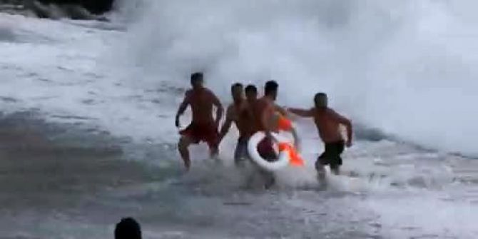 Cankurtaranlar Faciayı Önledi, Dev Dalgalar 4 Gencin Sonu Oluyordu