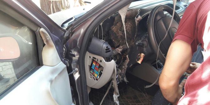 Park Halindeyken Yanan Otomobili İtfaiye Söndürdü