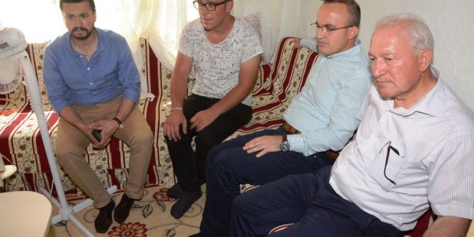 Turan, Lapseki’de Bulunan Yaşlı Ve Hastaları Ziyaret Etti