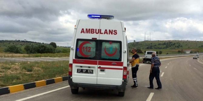 Kavşakta İki Otomobil Çarpıştı: 8 Yaralı