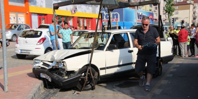 Otomobil, Park Halindeki Araçlara Çarptı: 1 Yaralı